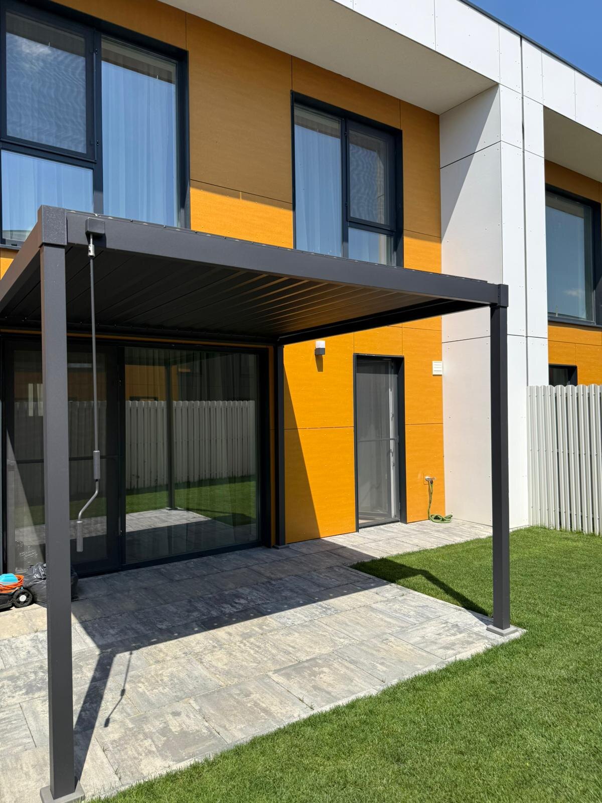 Terasă acoperită în grădina privată - The Village Pipera